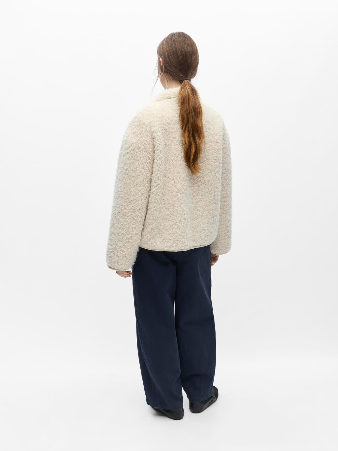 model_shot-back